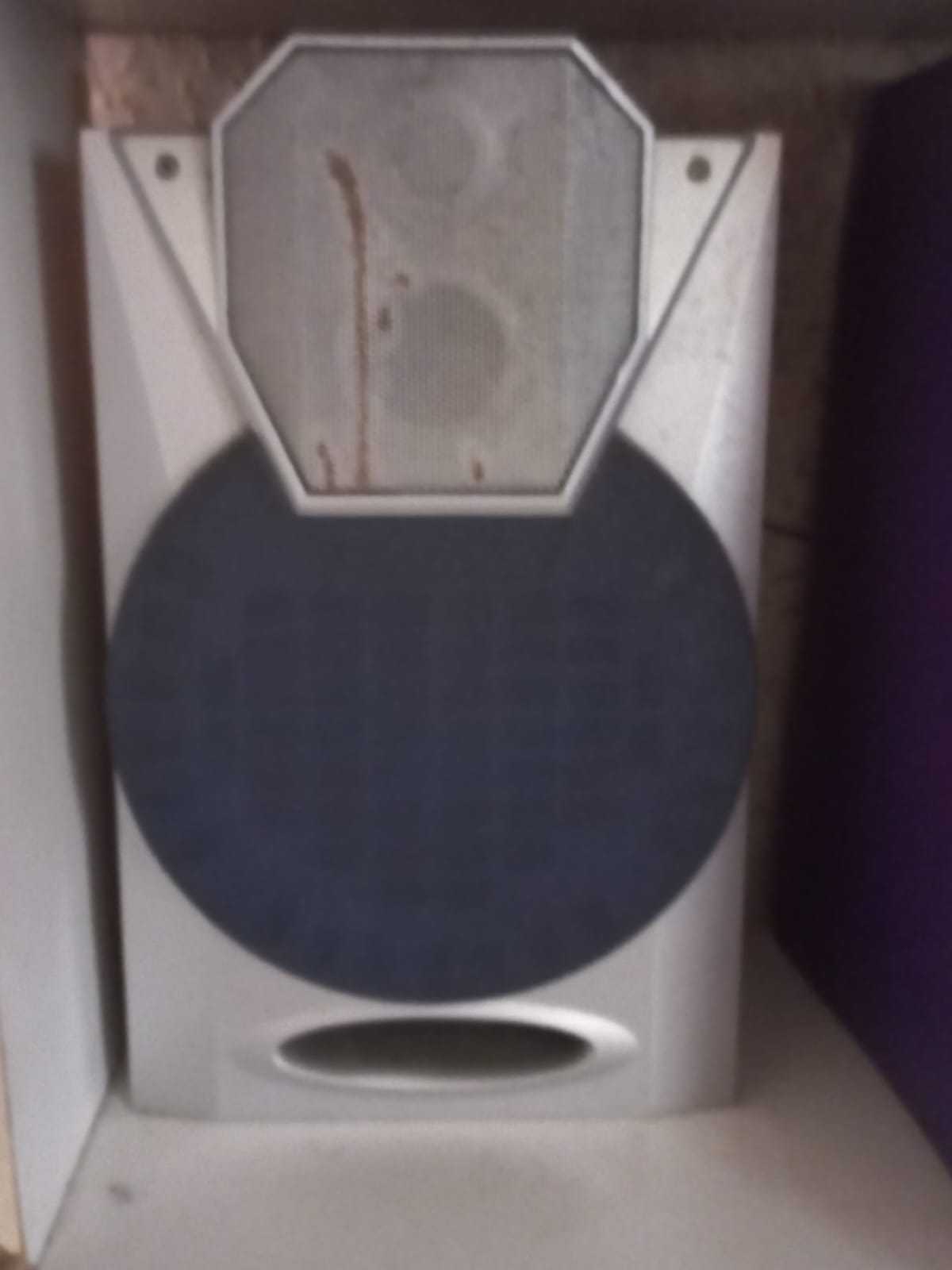 Sansui sound system with remote control. Remote uses 2 AAA batteries