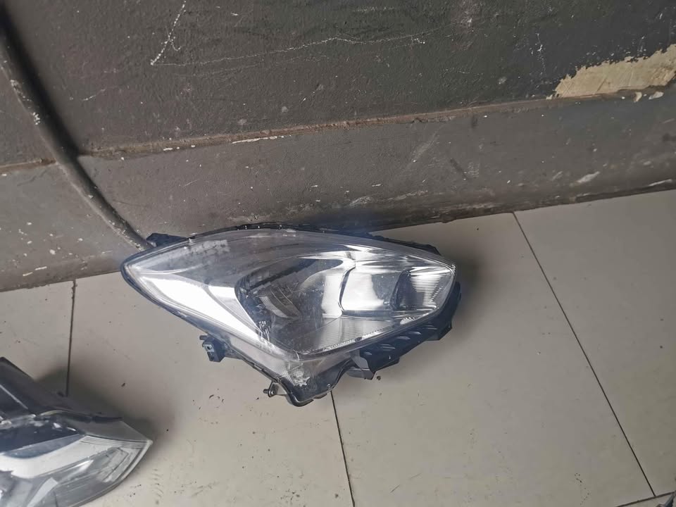 Suzuki swift left headlight - Private Seller Suzuki swift left headlight - Private Seller