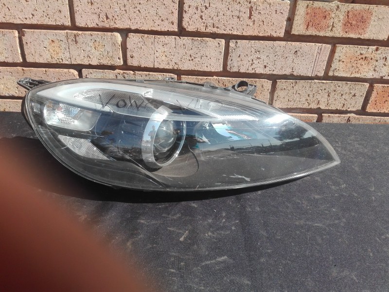 Volvo V40 Right side Headlight - Private Seller Volvo V40 Right side Headlight - Private Seller