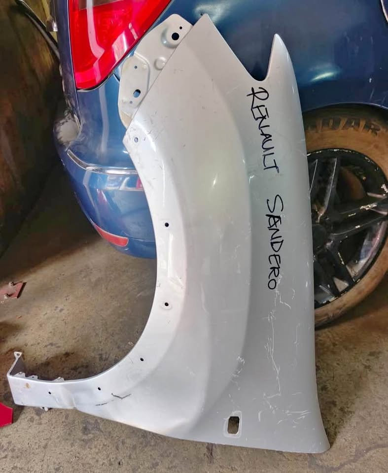 Renault Sandero fender - Private Seller Renault Sandero fender - Private Seller