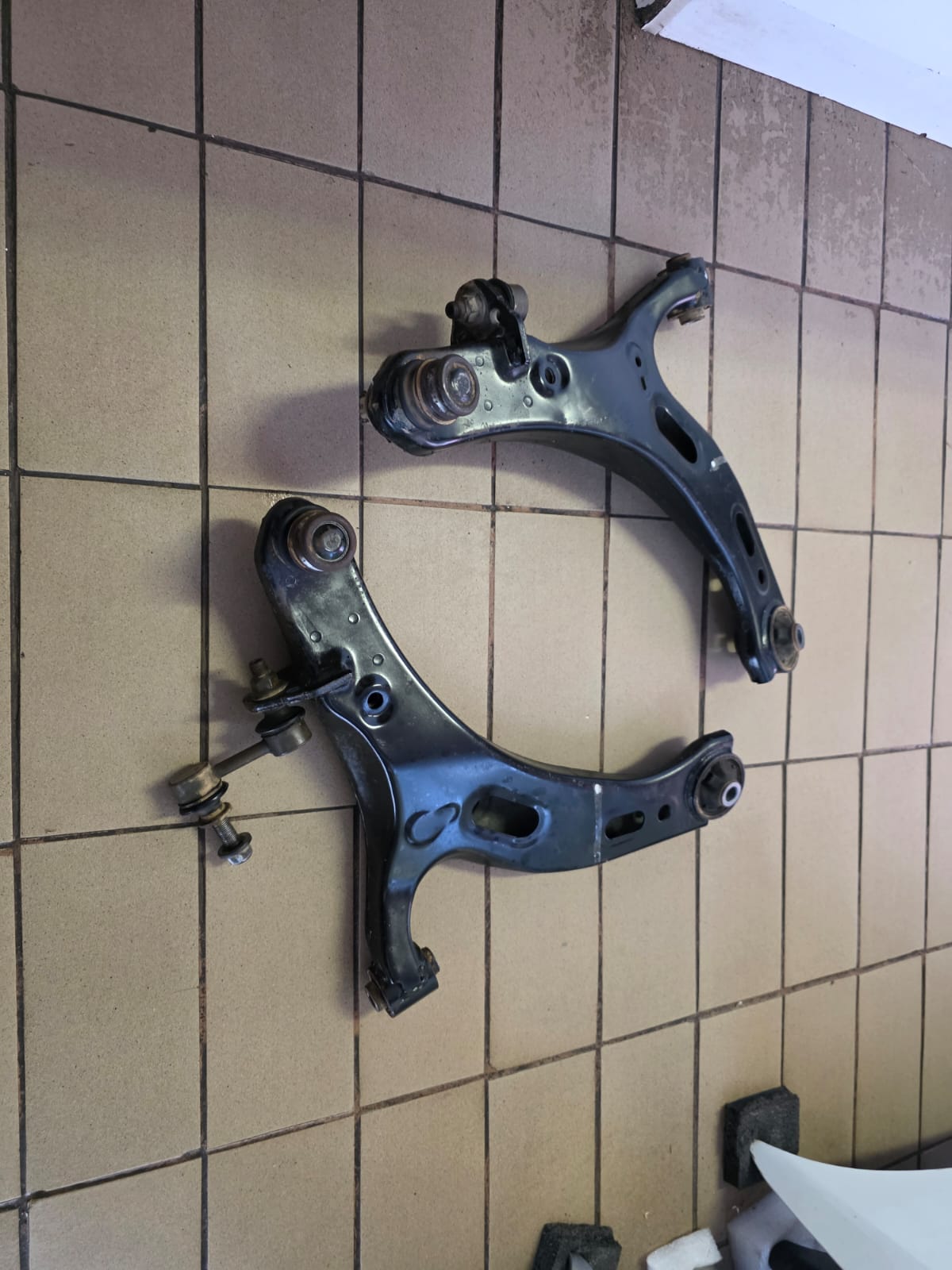 2013 SUBARA OUTBACK 2.0TDI CONTROL ARMS LEFT AND RIGHT - Private Seller 2013 SUBARA OUTBACK 2.0TDI CONTROL ARMS LEFT AND RIGHT - Private Seller