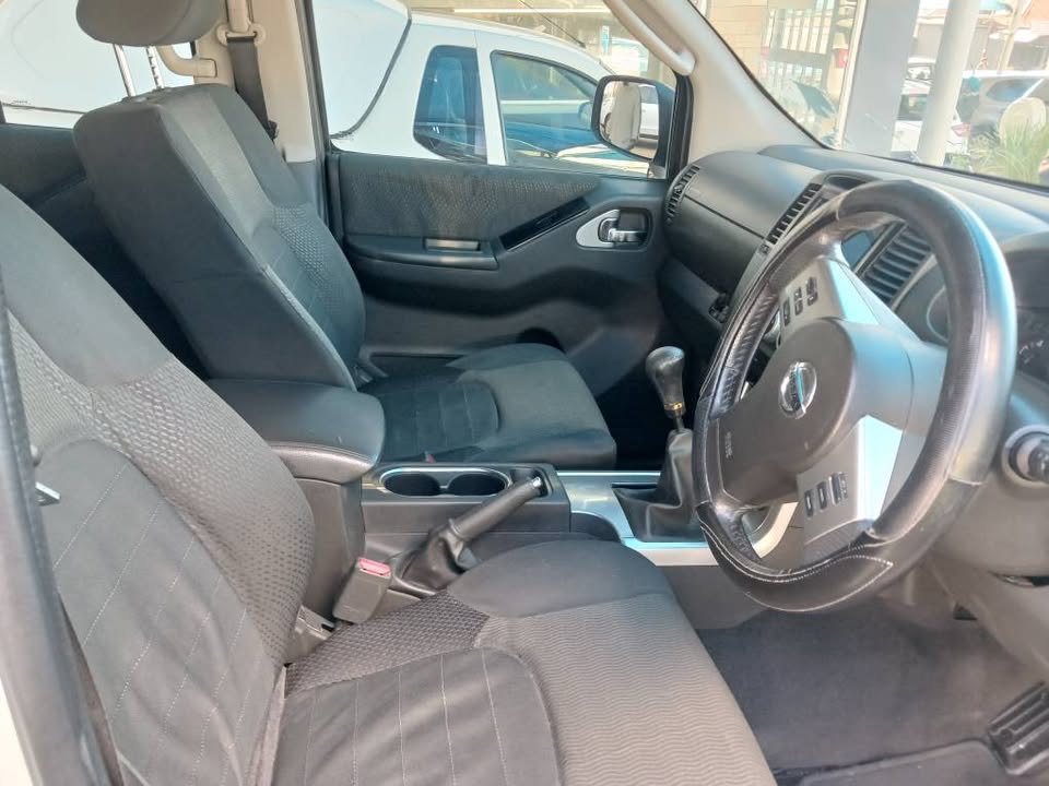 2010 NISSAN NAVARA 2.5 D/C Transmission: Manual Mileage: Fueltype: Diesel White