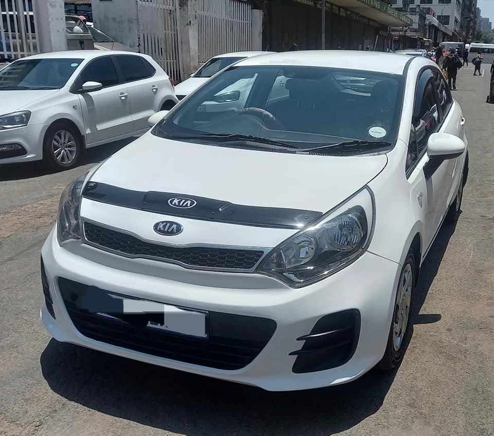 2016 KIA RIO HATCHBACK 1.4 PETROL ENGINE, MANUAL, WHITE IN COLOR, 68000KM