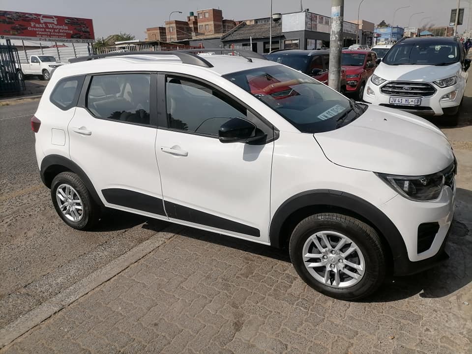 2024 Renault Triber 1.0 Dynamic Seven seater with a Nice interior seat and Service book
