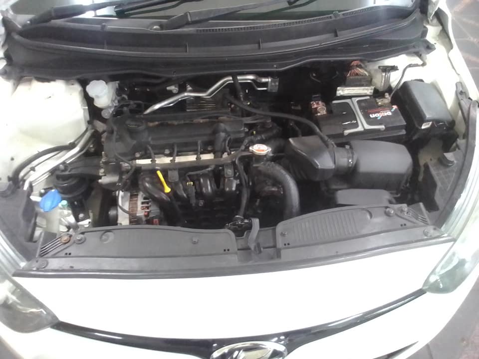 2013 Hyundai i20 1.2 White, Manual, Petrol, Service book
