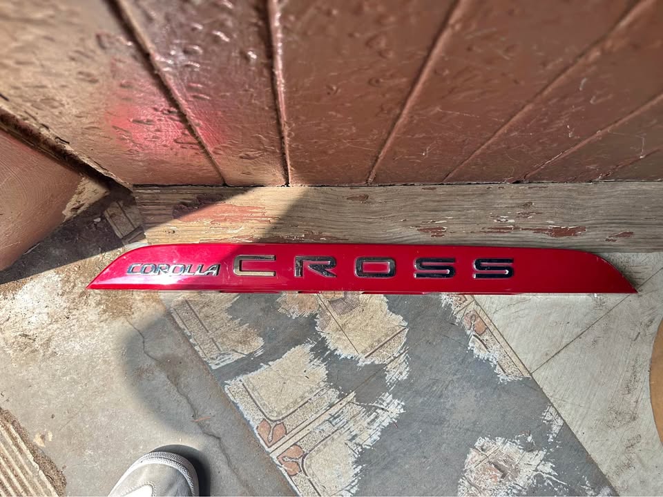 Toyota corolla cross tailgate bootlid logo badge handle - Private Seller Toyota corolla cross tailgate bootlid logo badge handle - Private Seller