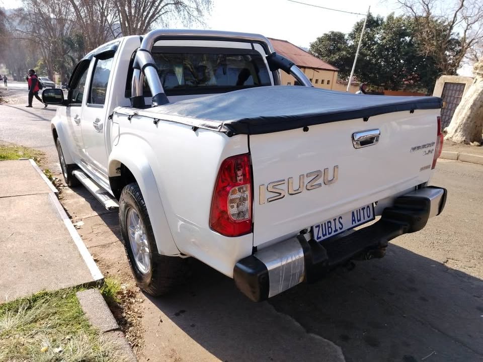 Isuzu kb300 Lx Dtec 2012