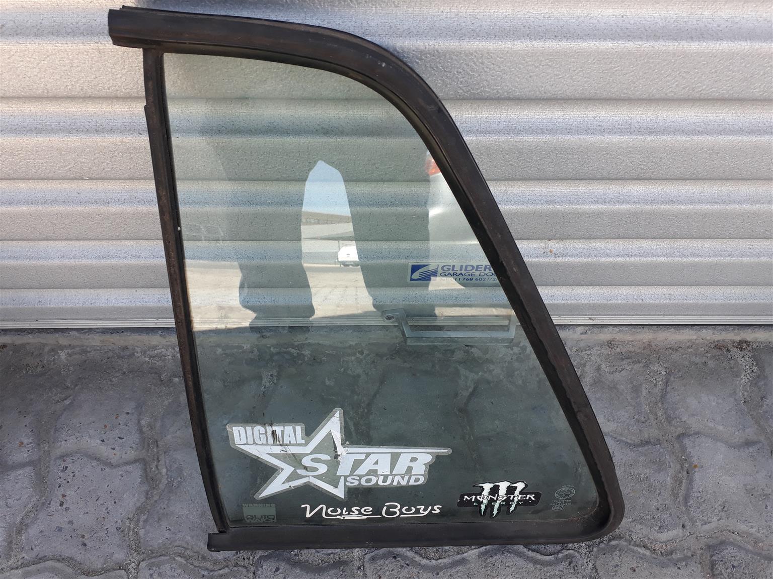 Uno 4 door passenger side small window. Uno 4 door passenger side small window.