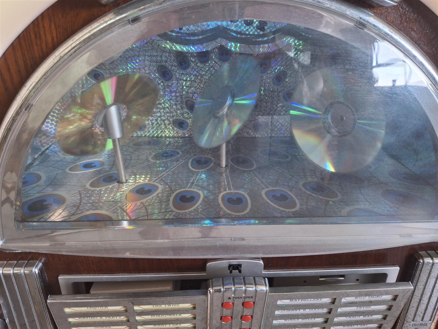 Jukebox late 1980s with apple ipod valued at R3000