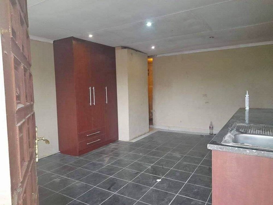 Spacious bachelor to let in Stanhope road wychwood germiston. Junk Mail