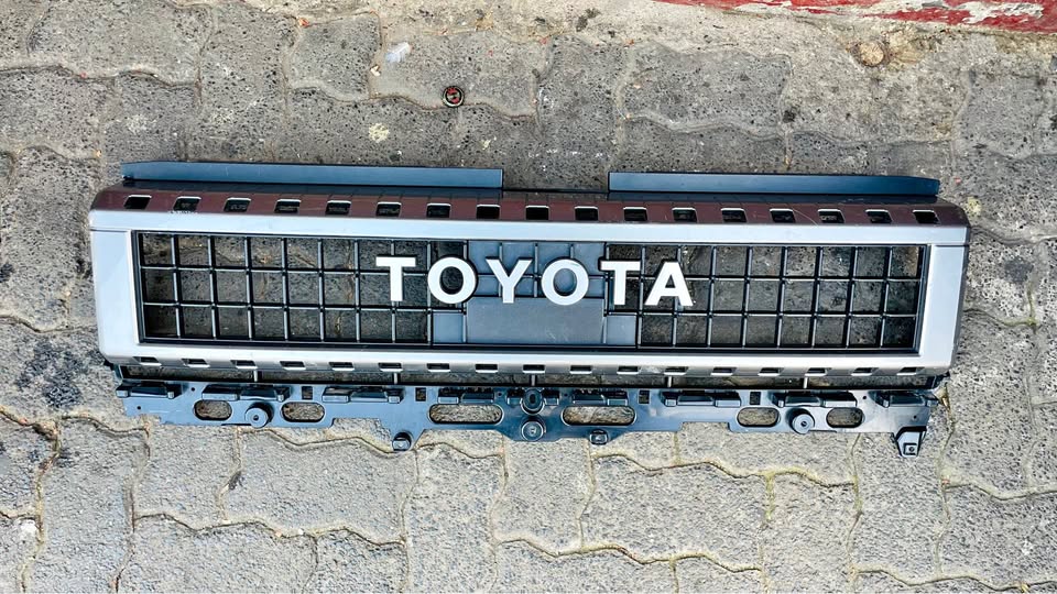 Toyota Land Cruiser Prado LC250 grille - Private Seller Toyota Land Cruiser Prado LC250 grille - Private Seller