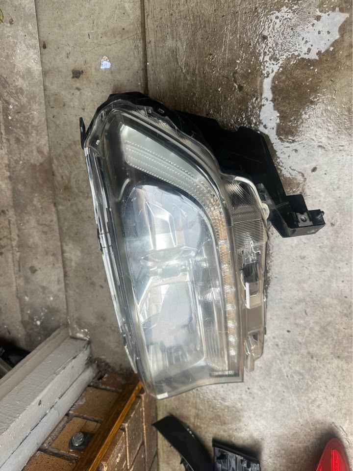 Ford ranger left xenon led headlight - Private Seller Ford ranger left xenon led headlight - Private Seller