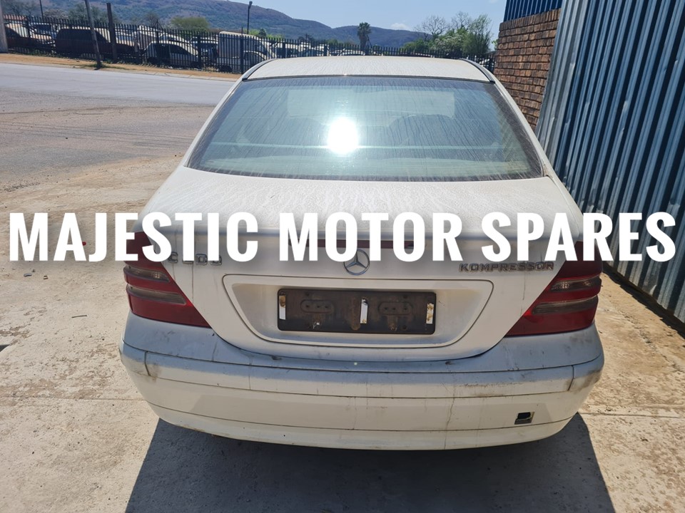 MAJ3011 – 2002 Mercedes benz C200 W203 stripping used spares used parts