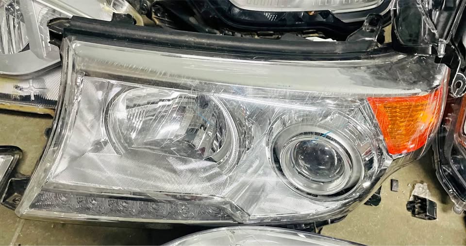 Toyota LandCruiser FJ200 Headlight - Private Seller Toyota LandCruiser FJ200 Headlight - Private Seller