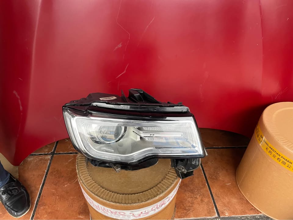 Jeep Grand Cherokee Right side Headlight - Private Seller