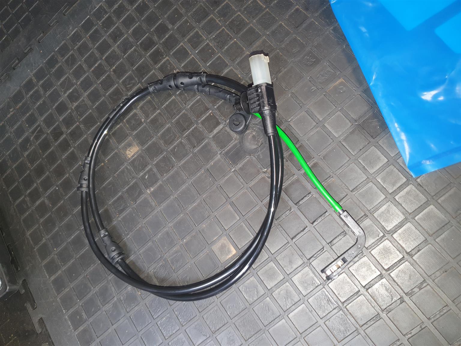 LAND ROVER DISCOVERY 4 BRAKE PADS AND SENSORS BRAND NEW FOR SALE