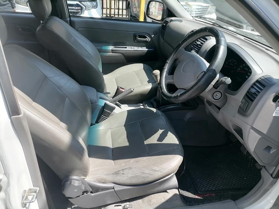 2007 Isuzu KB300 4x2 LX Double Cab Bakkie with a leather seat