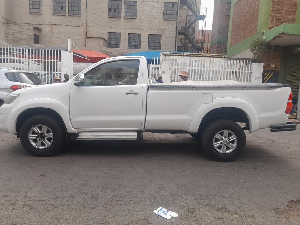 2012 TOYOTA HILUX 2.7 VVTI HIGH RAIDER SINGLE CAB EXCELLENT CONDITION CONTACT LEON ON
