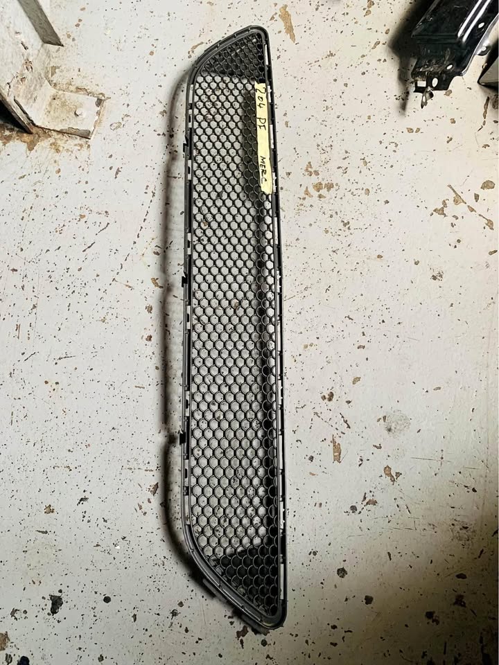 Mercedes Benz 204 preface center grille