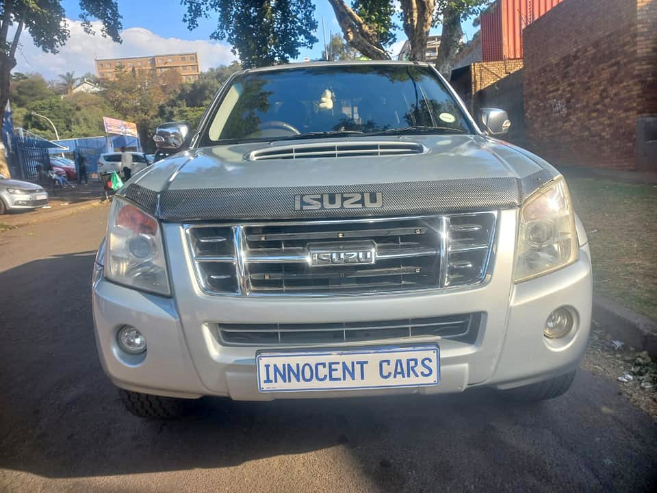 2009 ISUZU KB250 LX DIESEL, MANUAL, DOUBLE CAB, SILVER COLOR, MILEAGE 254000KMS 2009 ISUZU KB250 LX DIESEL, MANUAL, DOUBLE CAB, SILVER COLOR, MILEAGE 254000KMS