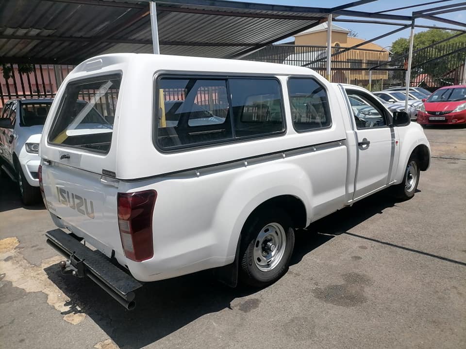 2021 Isuzu D-max 250C Bakkie with a Canopy service book and spare key