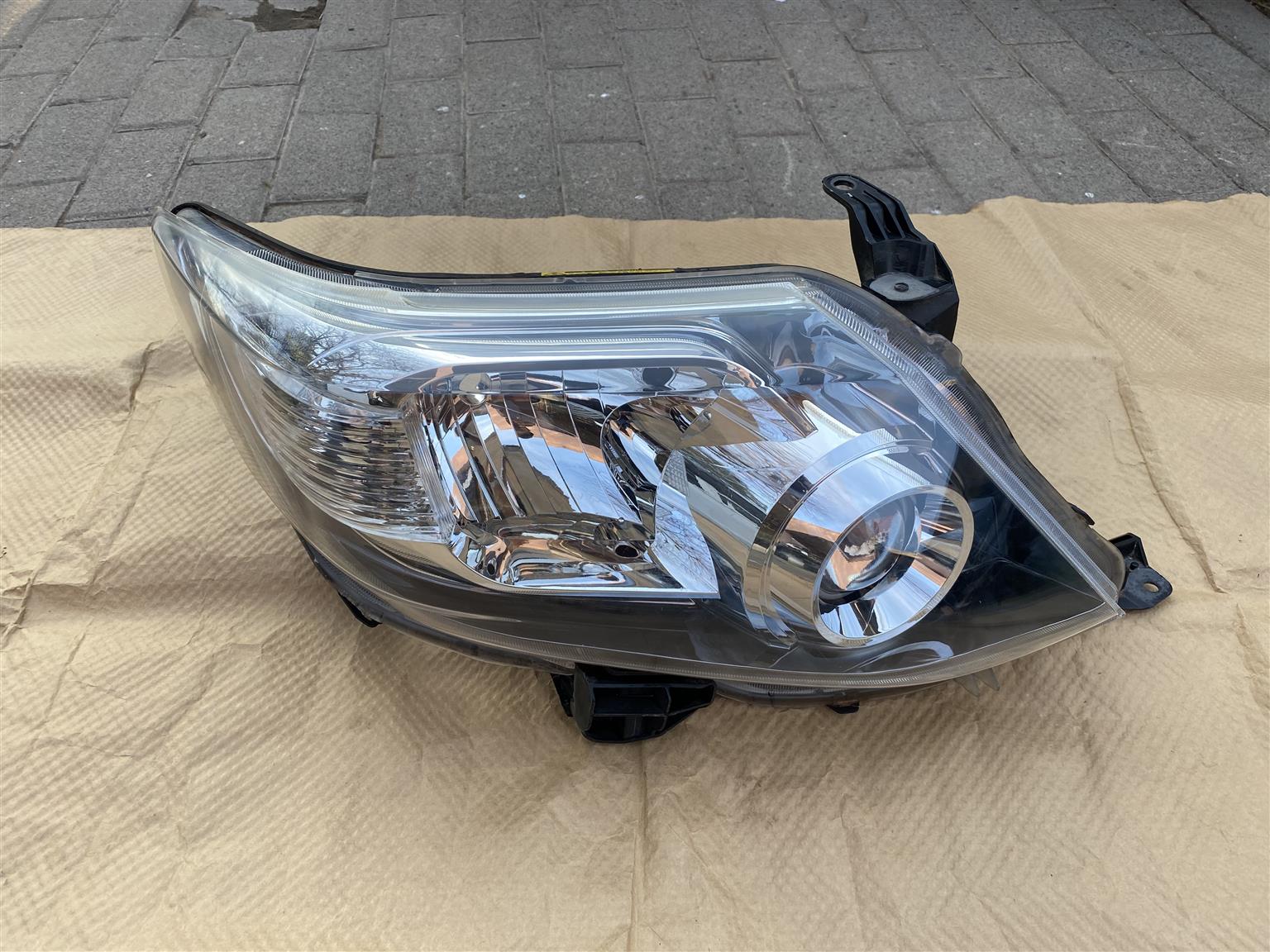 2015 TOYOTA FORTUNER XENON HEADLIGHT RIGHT SIDE FOR SALE. IN EXCELLENT CONDITION