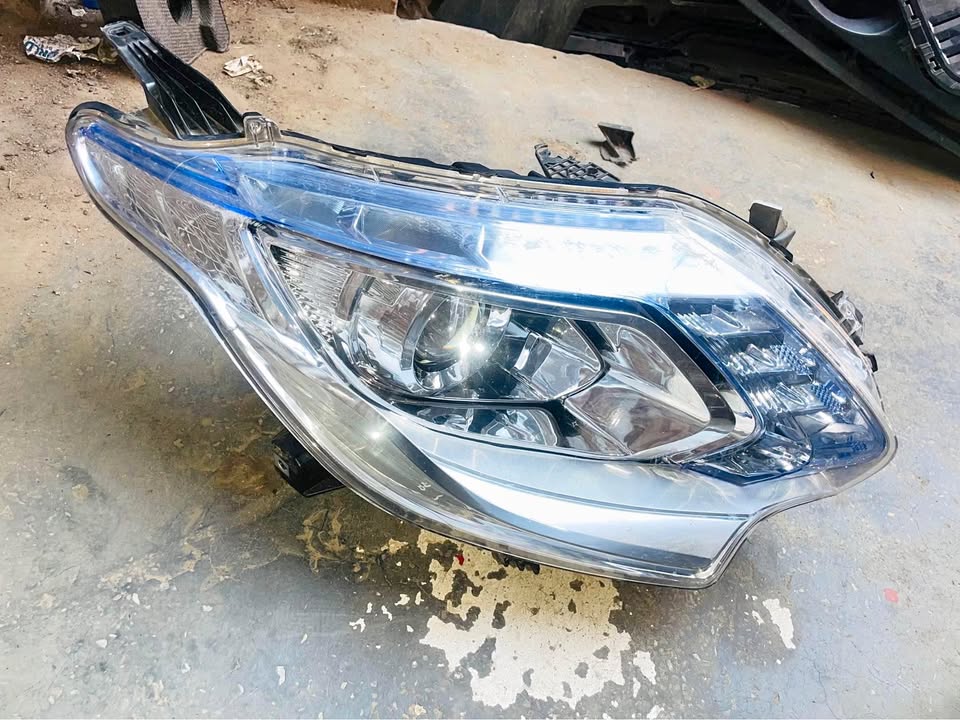Mitsubishi Triton L200 xenon headlight 2018 - Private Seller Mitsubishi Triton L200 xenon headlight 2018 - Private Seller