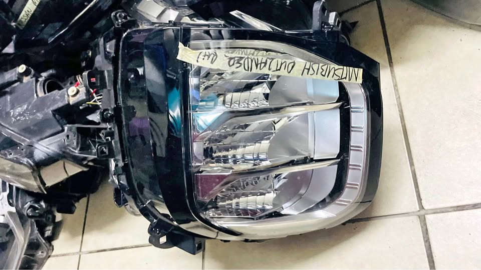 Mitsubishi Outlander headlight - Private Seller Mitsubishi Outlander headlight - Private Seller