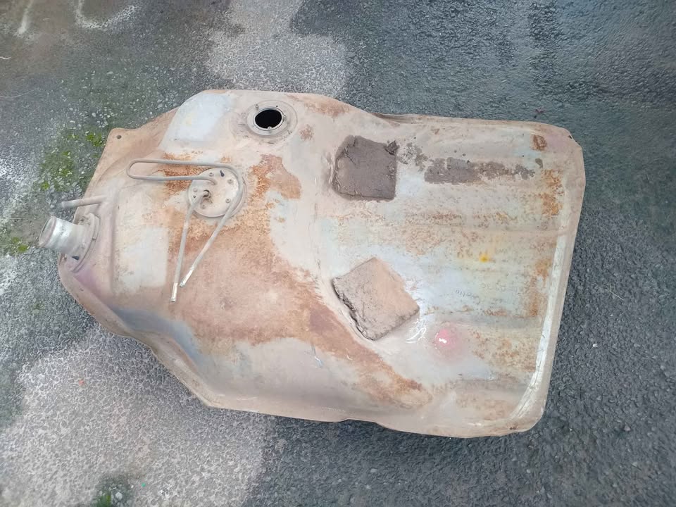 Toyota corolla baby crasida 3T carburetor petrol tank for sale WhatsApp or cell - Private Seller