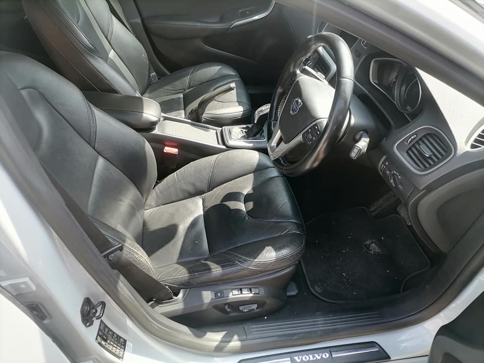 2013 Volvo V40 T4 Automatic Transmission with a leather interior and Full service history