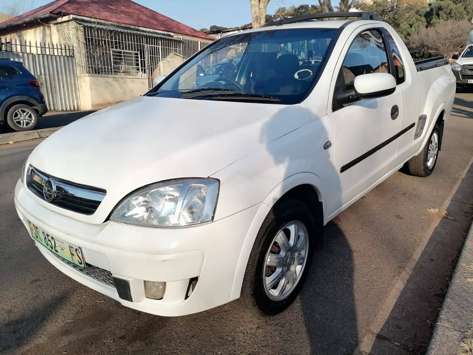 2011 CHEVROLET BAKKIE 1.7 DIESEL MANUAL TRANSMISSION IN EXCELLENT CONDITION