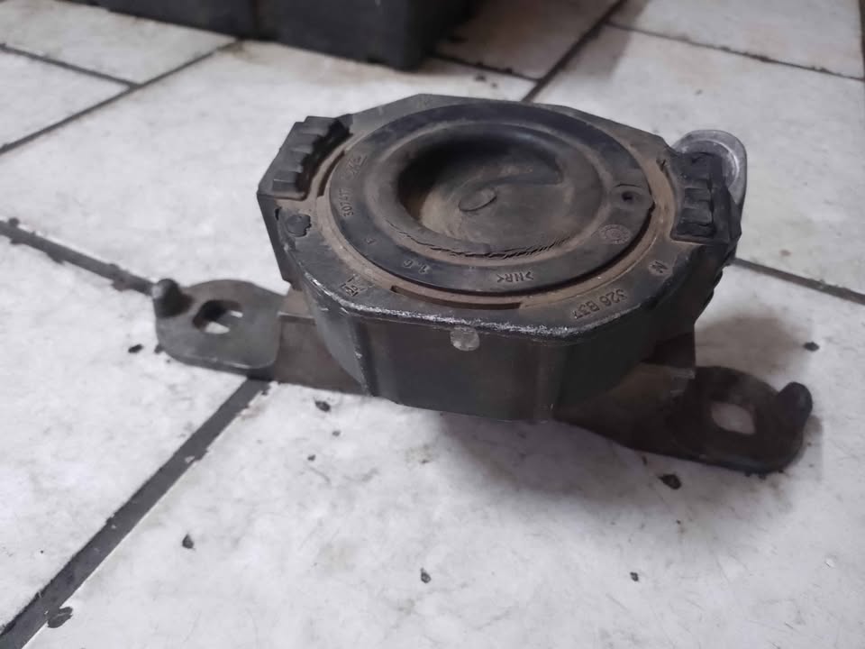 VOLVO S40 2005 ENGINE MOUNTING AVAILABLE - Private Seller VOLVO S40 2005 ENGINE MOUNTING AVAILABLE - Private Seller
