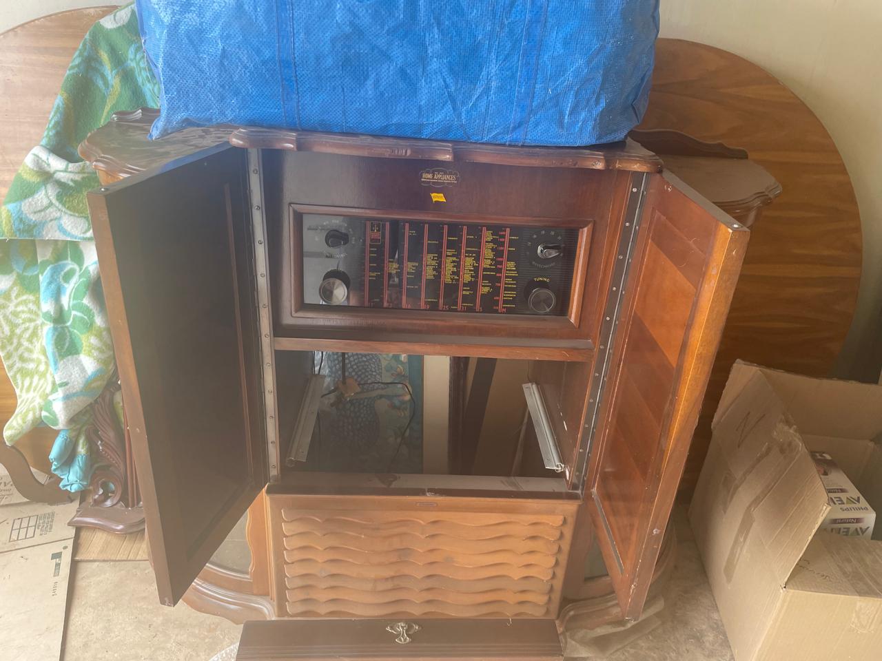 Antique imbuia Radiogram, Murphy tube radio