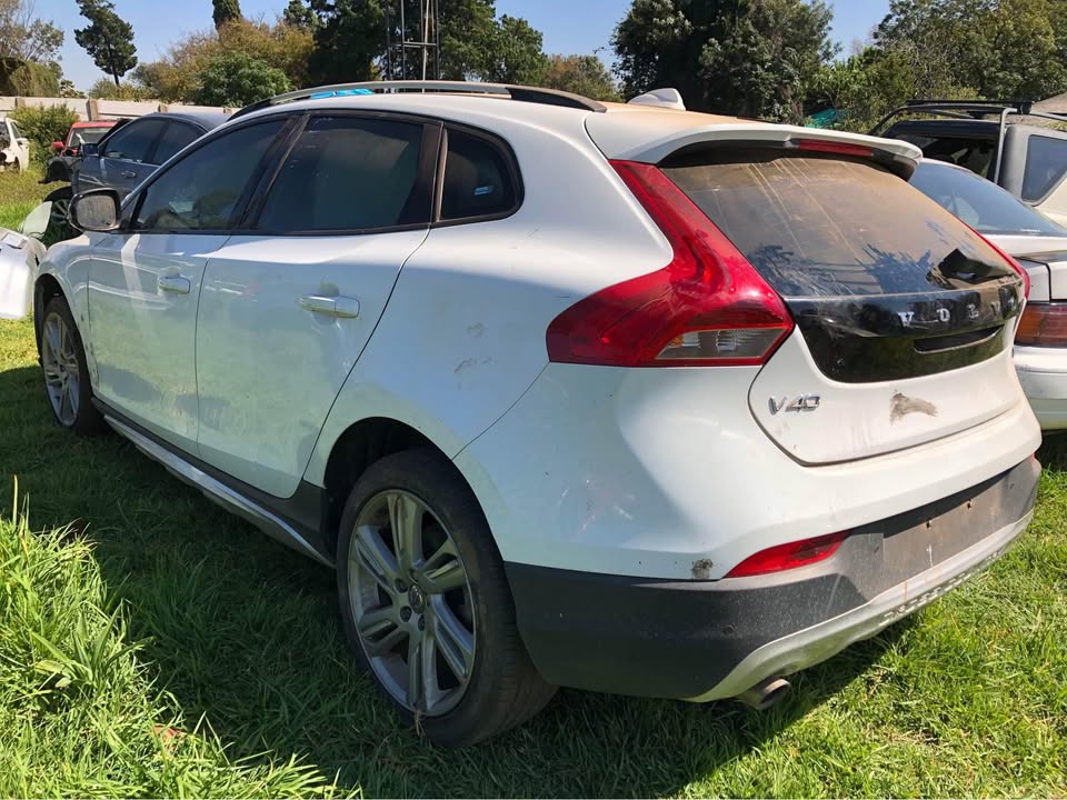 Volvo V40 T4 Spares for Stripping