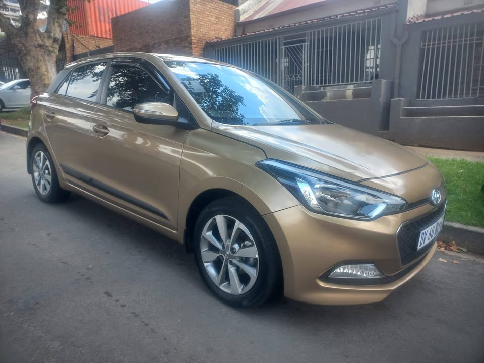 Hyundai i20 1.4 petrol, 2015 Model, Automatic, Gold color, mileage