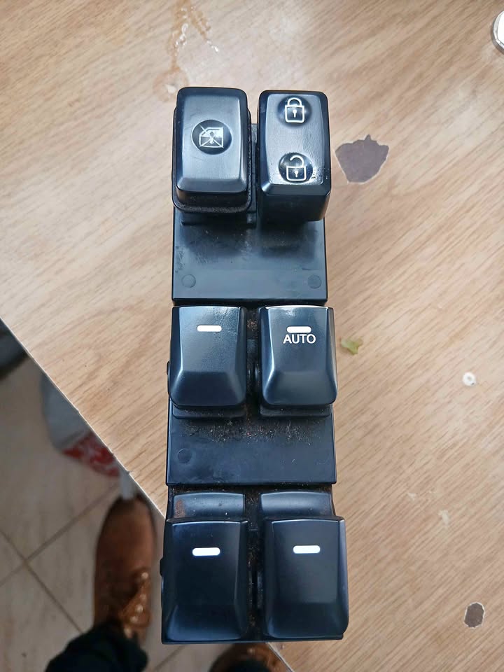 Kia Rio/ ix35 / Toyota starlet right front windows switch - Private Seller Kia Rio/ ix35 / Toyota starlet right front windows switch - Private Seller
