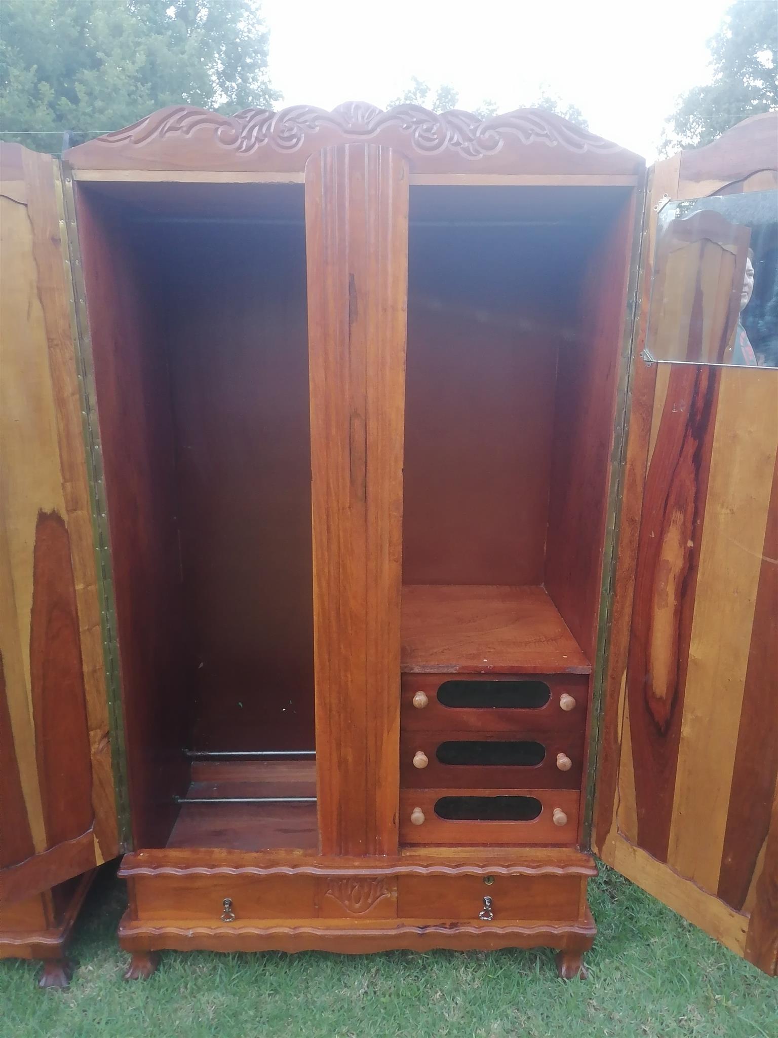 Yellow Wood Bedroom suite (2x Wardrobes & Headbord & Dressing table)