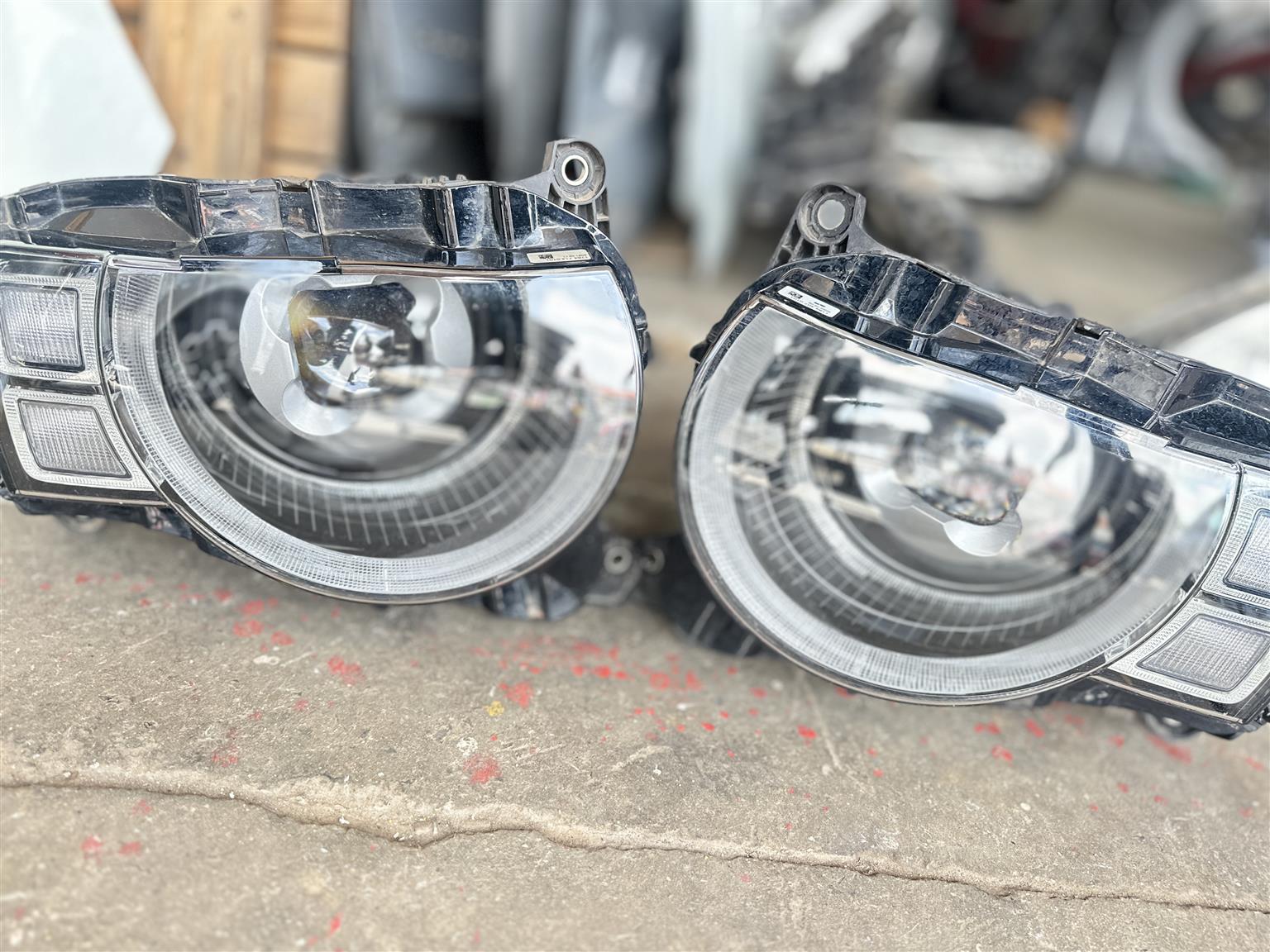 Land Rover Defender Left and Right Side Headlight’s - Private Seller Land Rover Defender Left and Right Side Headlight’s - Private Seller