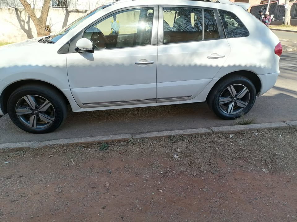 2013 RENAULT KOLEOS 2.2 AUTOMATIC TRANSMISSION WITH SUN ROOF, SERVICE BOOK AND SPARE KEYS