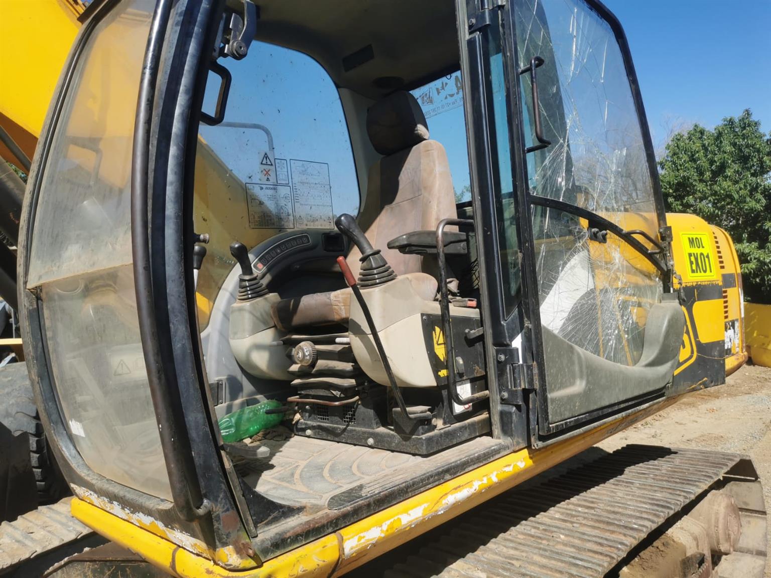 JCB JS200 Excavator | Junk Mail Marketplace