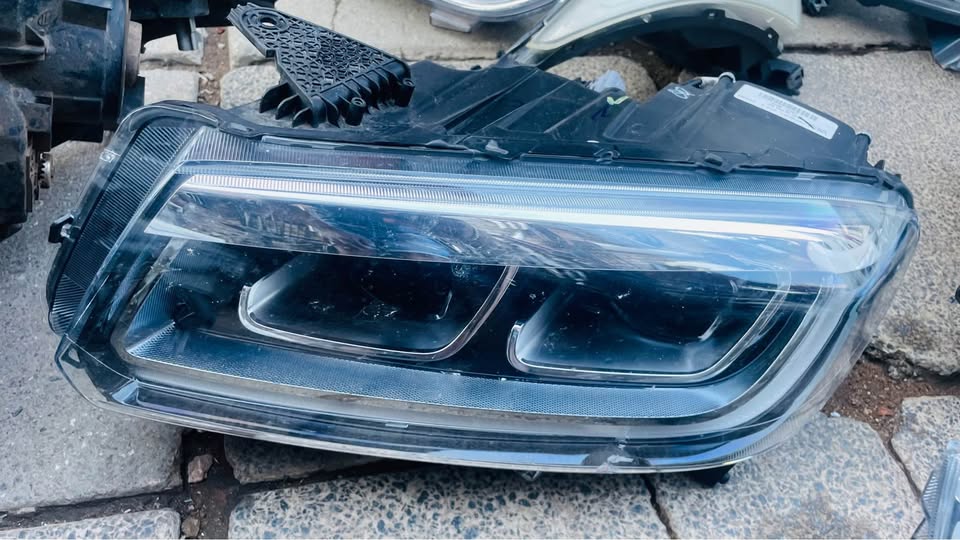 Suzuki Vitara Brezza headlight - Private Seller Suzuki Vitara Brezza headlight - Private Seller