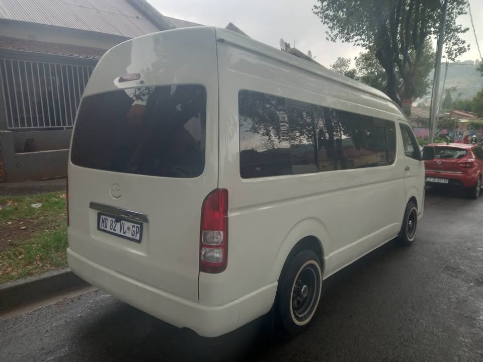 2010 Toyota QUANTUM 2.5 D4D G. L 14 SEATER, MANUAL, WHITE, 228000kms Reverse Camera