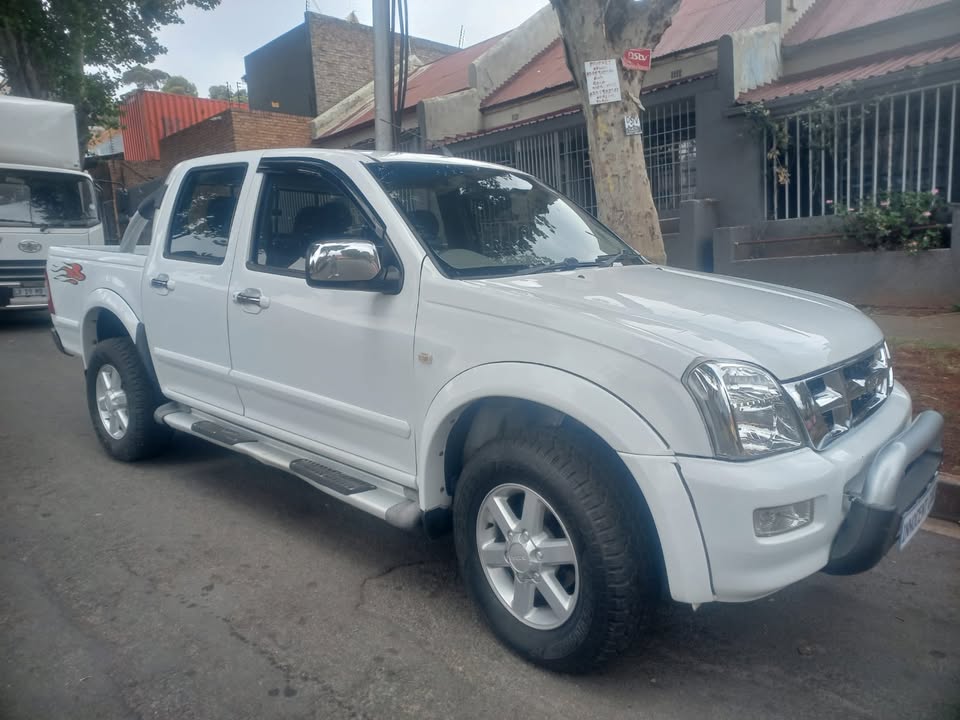 2007 ISUZU KB300 LX PETROL D/C, MANUAL, WHITE COLOR, MILEAGE 96000KMS