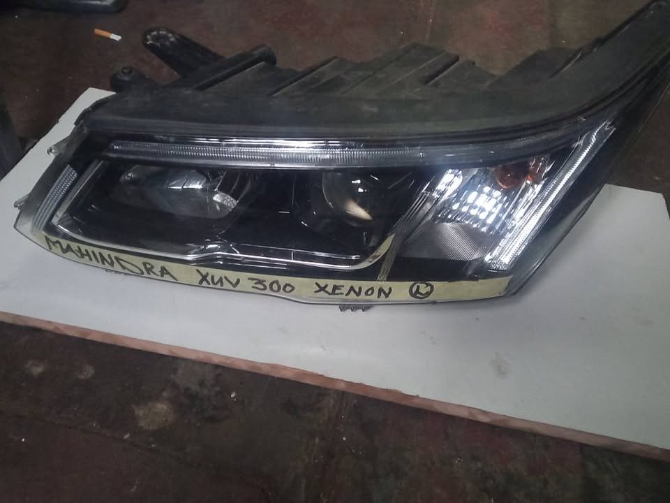 MAHINDRA XUV 300 XENON HEADLIGHT Left Side - Private Seller