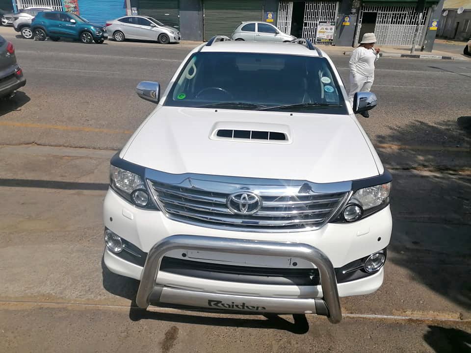 2014 Toyota Fortuner 3.0 D4D 4×2 seven seater with a leather seat Automatic