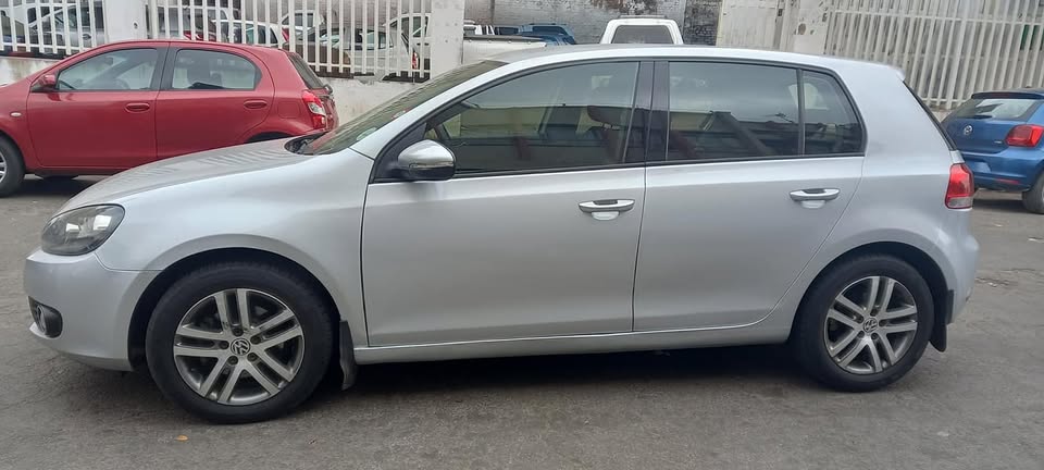 2013 VW GOLF 6 TSI 1.4 MANUAL TRANSMISSION.. SILVER IN COLOUR.. 85000KM.. PETROL