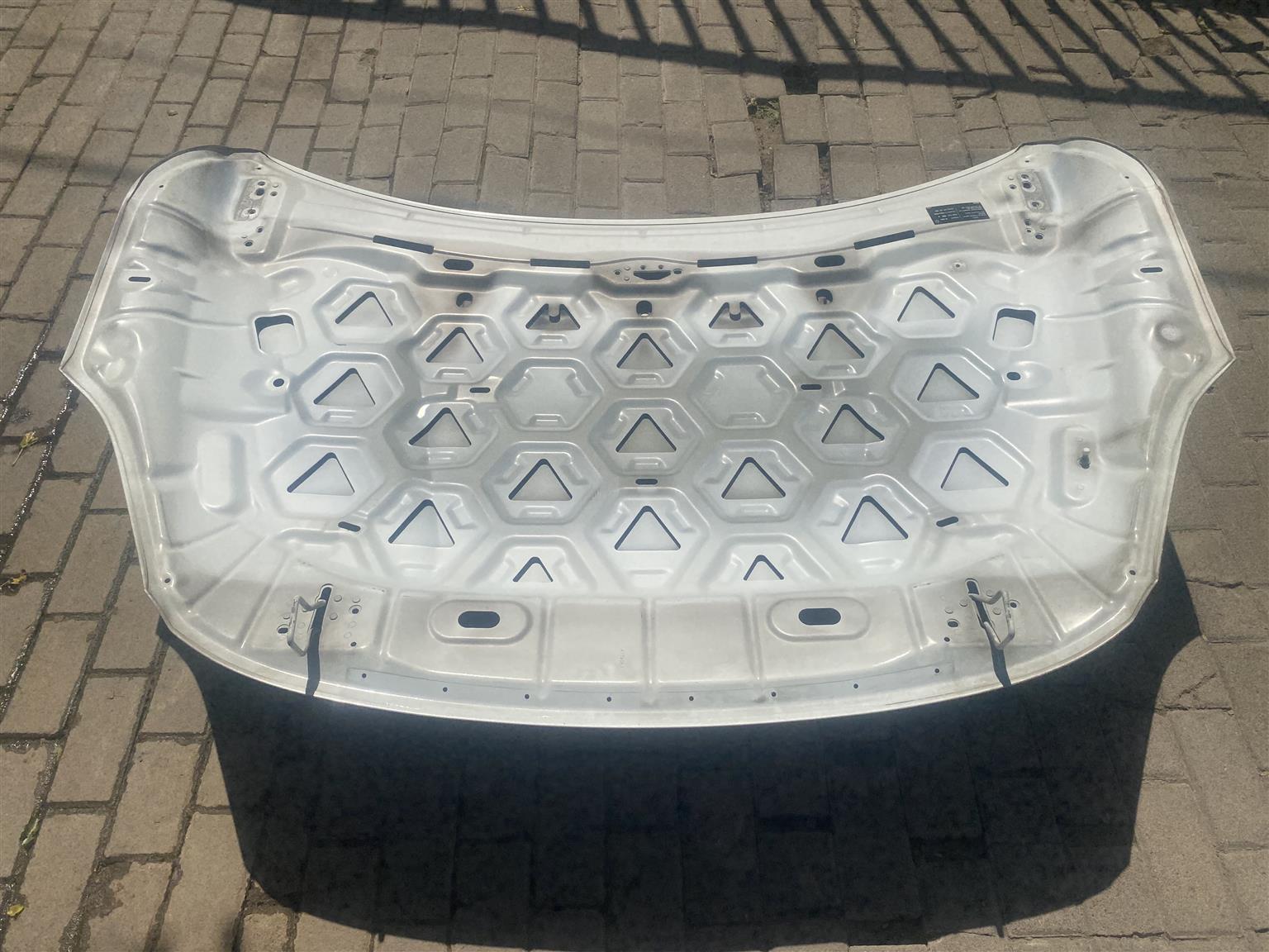 2017 VOLVO V40 ALUMINIUM BONNET HOOD FOR SALE. IN EXCELLENT CONDITION - Private Seller
