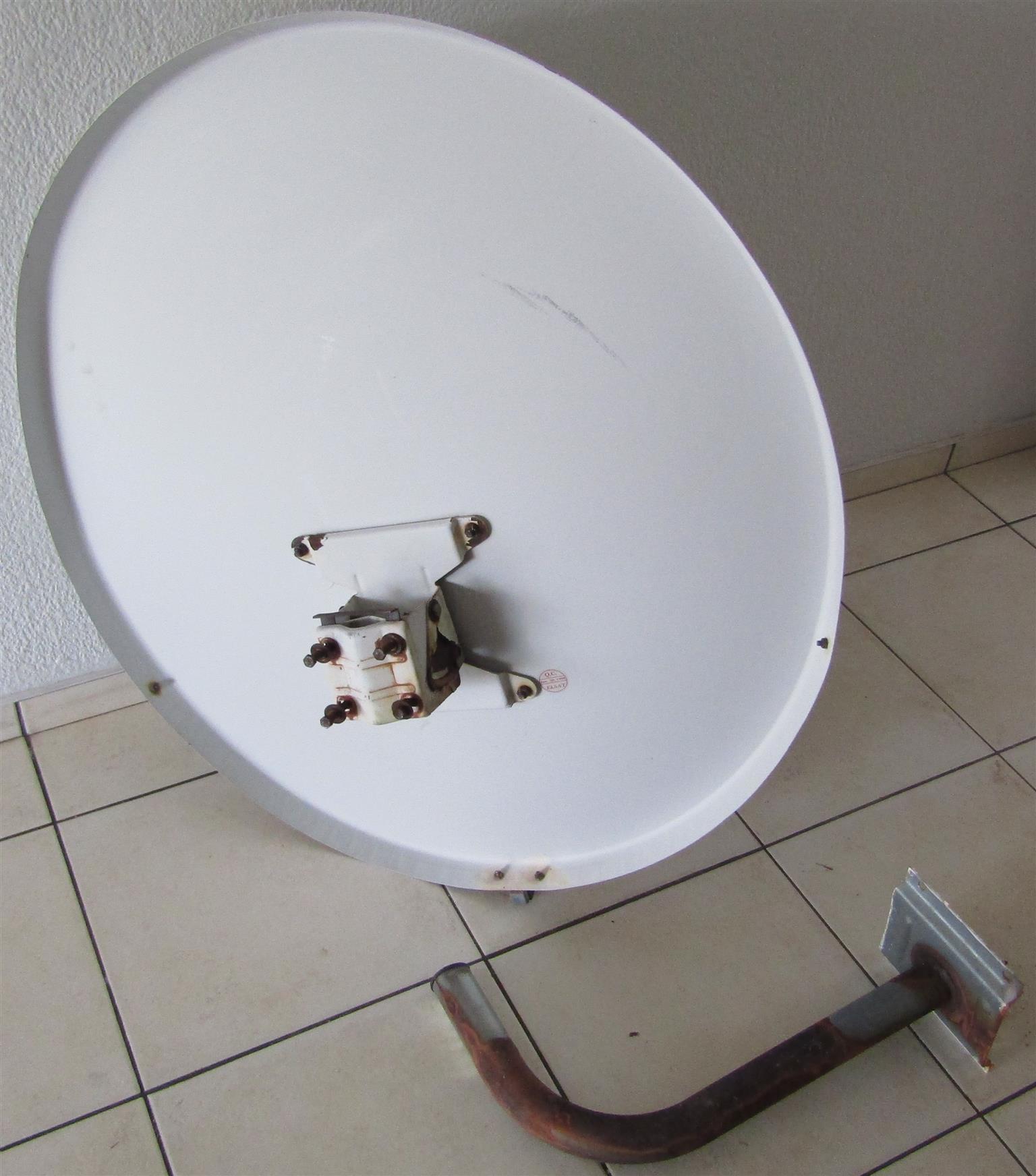 91cm Satellite Dish with Mounting Bracket - used