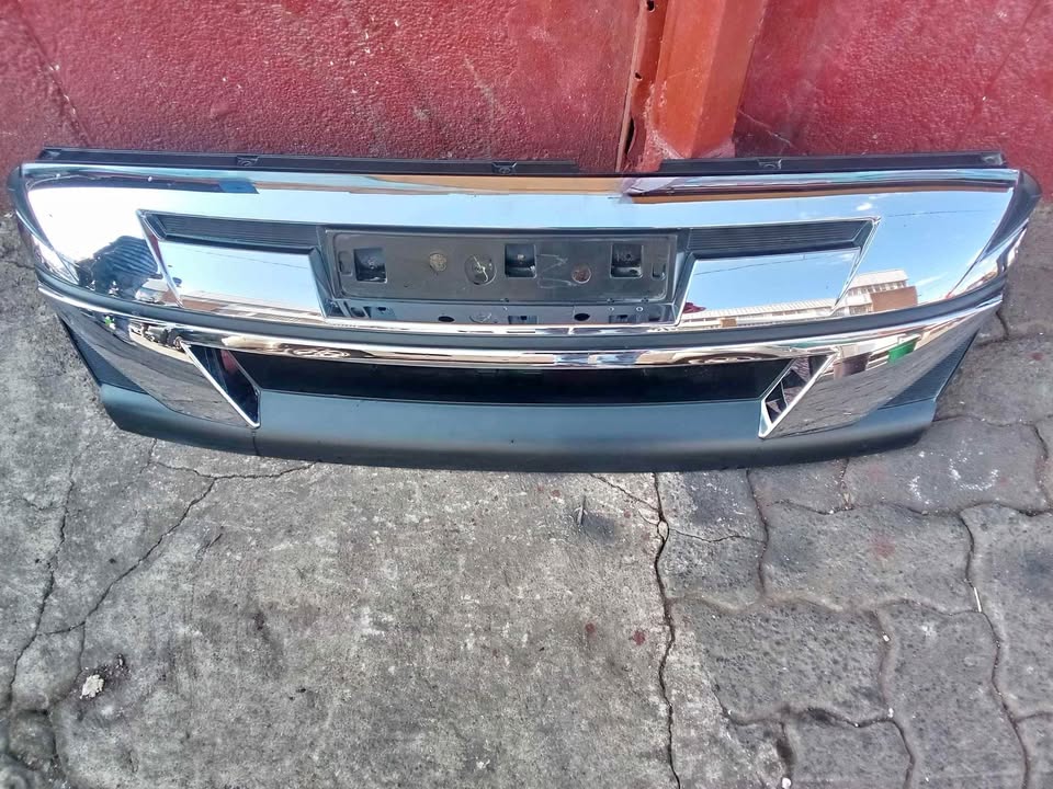 Isuzu Dmax front grill chrome - Private Seller Isuzu Dmax front grill chrome - Private Seller
