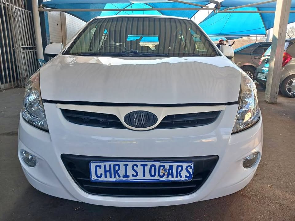 2011 Hyundai i20 hatchback Manuel Transmission petrol 1.4 engine capacity mileage 83000km